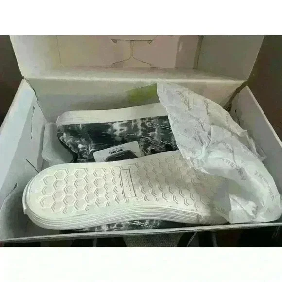 TRETORN Women's Meg Slip On Sneakers in Shibori Navy Size 8.5 New! - Picture 7 of 10